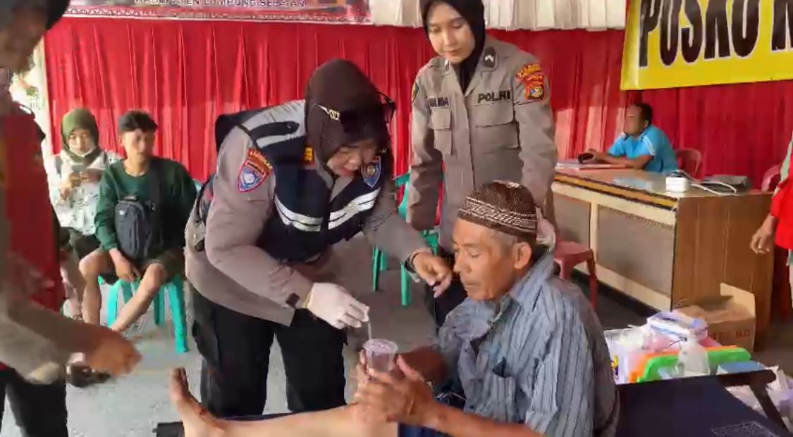 Tim Posko Kesehatan Polres Lamsel Berikan Pertolongan, Korban Lakalantas