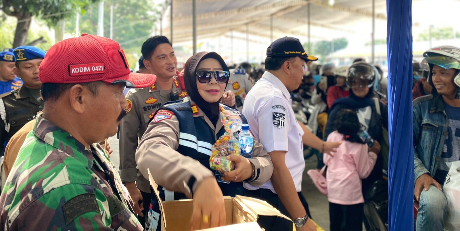 Polres Lamsel Bagikan Air Mineral Ke Pemudik