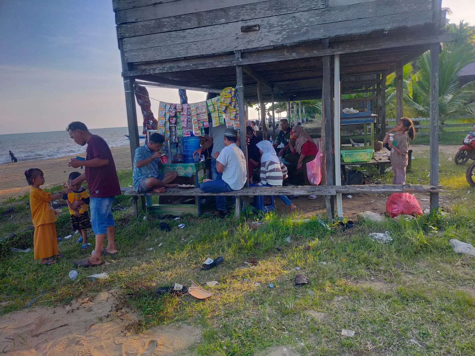 Kedekatan Babinsa Tanjung Tengah dengan Warga Terlihat Saat Komsos  di Pantai