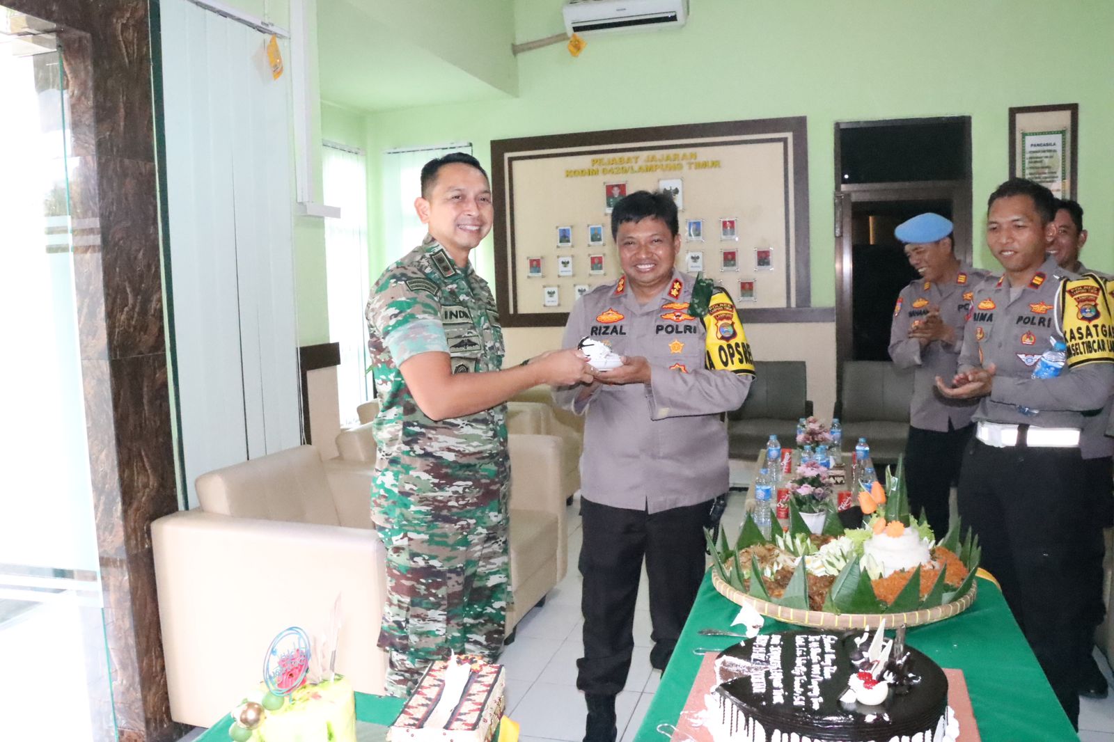 Kapolres Lamtim Berikan Kejutan di Hari Ulang Tahun Dandim 0429/Lamtim