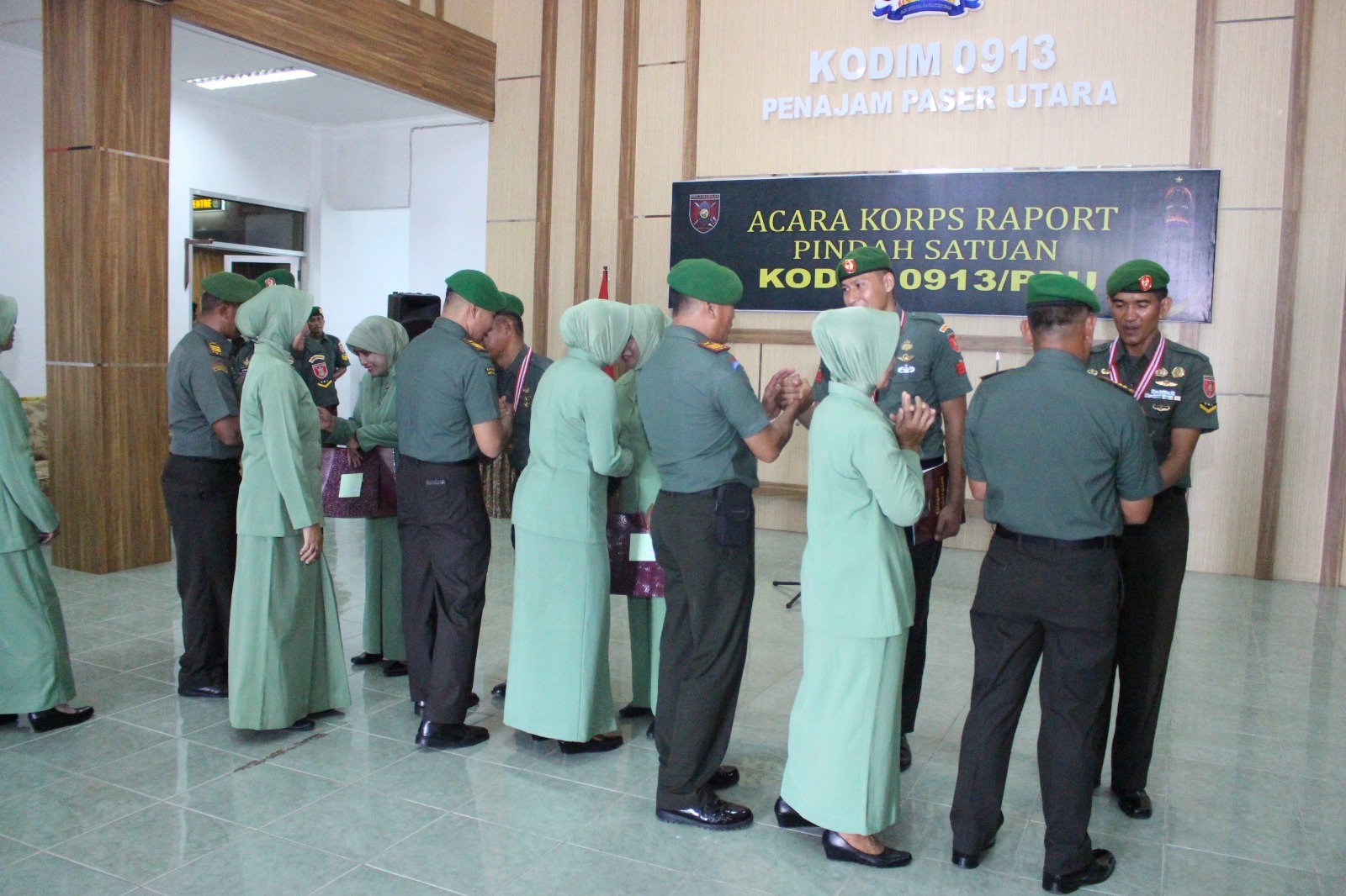 Dandim 0913/PPU Letkol Inf Arfan Affandi Pimpin Acara Korps Raport Tradisi Pindah Satuan dan Purna Tugas