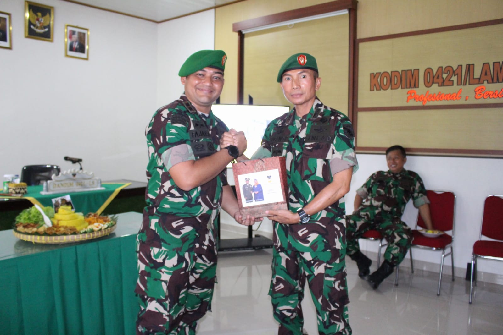 Dandim 0421/LS Beri Kejutan Anggotanya Yang Berulang Tahun