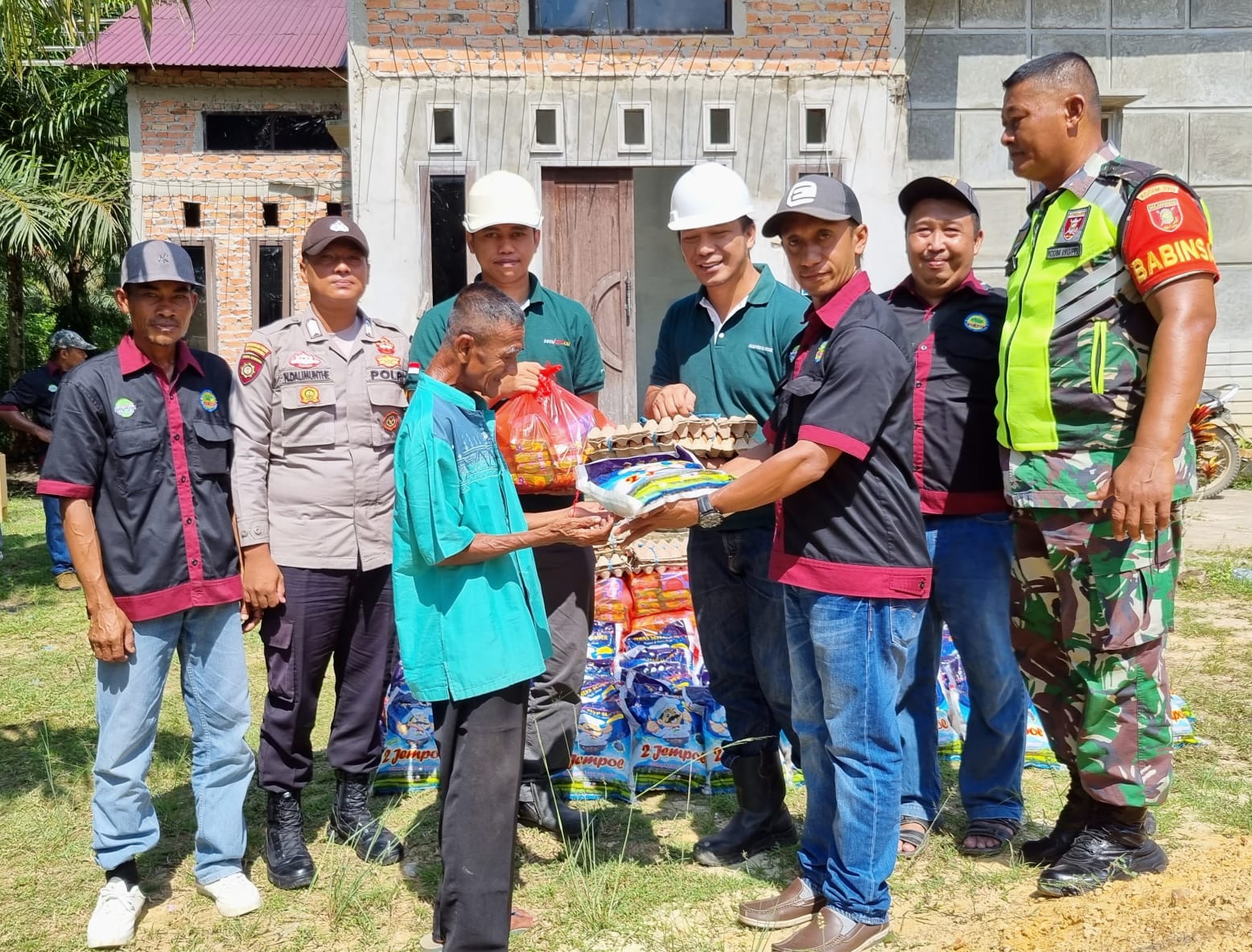 Peduli Sesama, Babinsa Waru Dampingi PT.WKP Bagi Sembako Untuk Warga Kurang Mampu