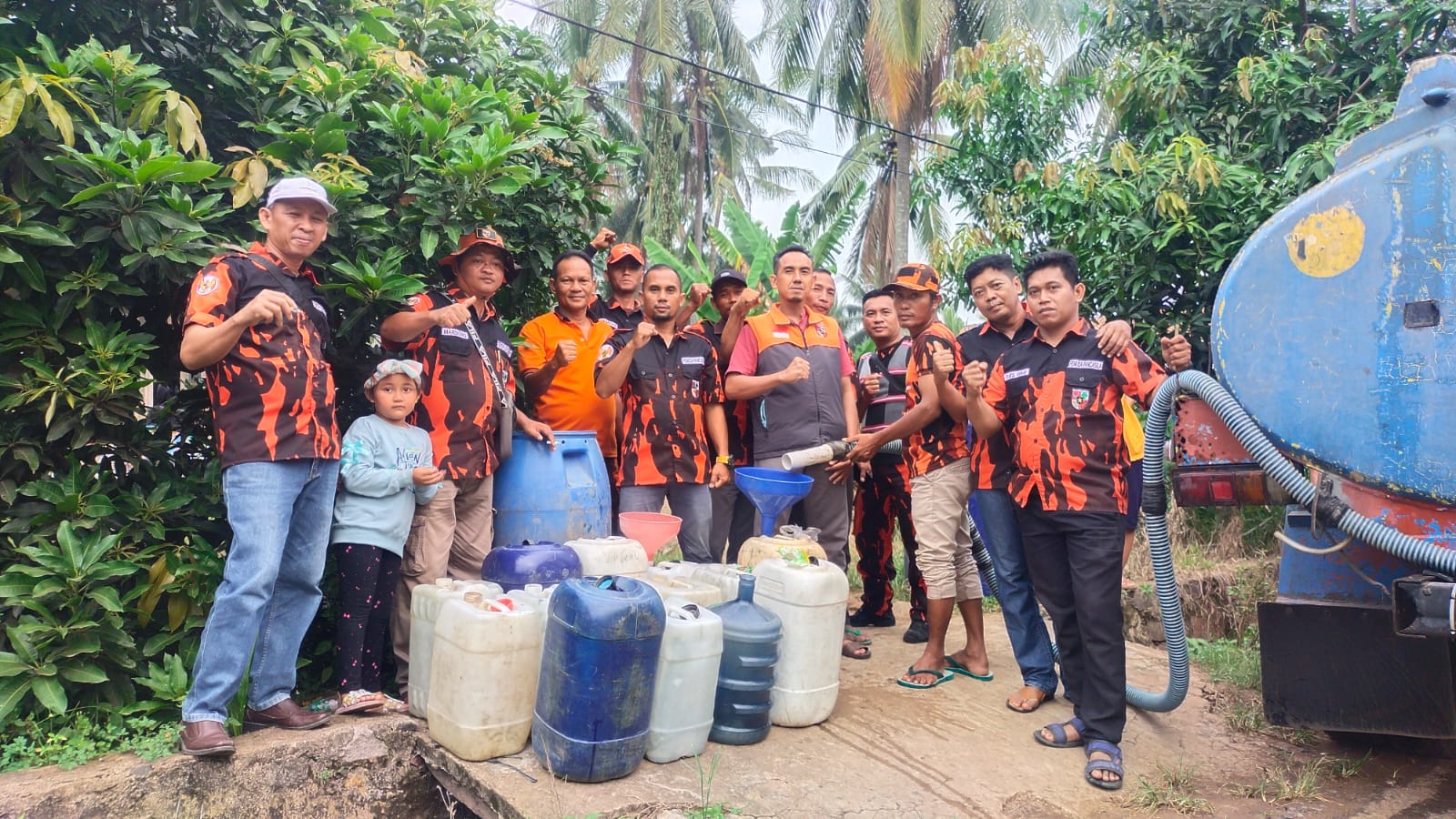 Agus Sartono dan Pengurus Pemuda Pancasila Kecamatan Sidomulyo Lakukan Bhakti Sosial