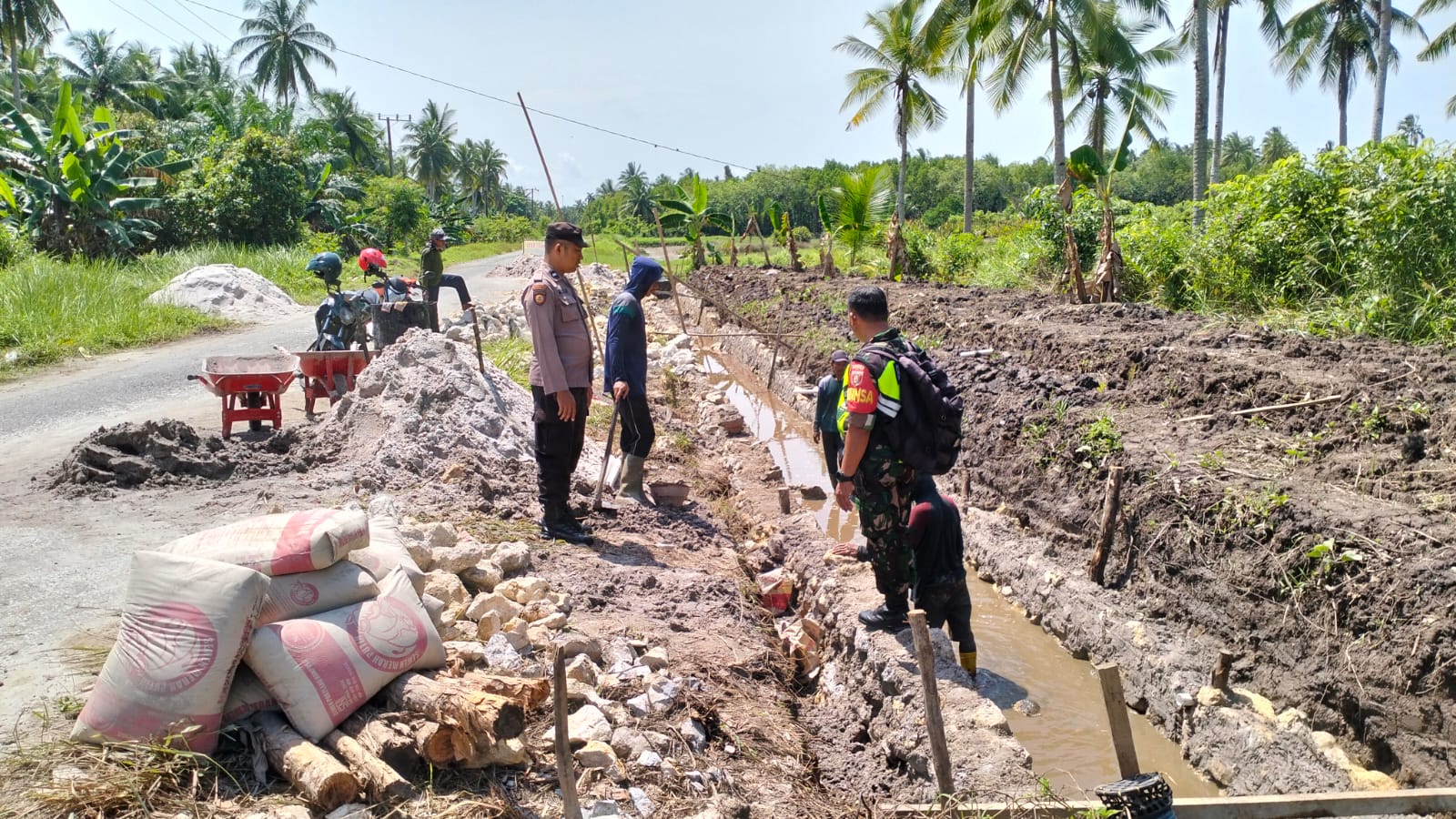 Sinergitas Babinsa dan Bhabinkamtibmas Kawal Pembangunan Saluran Drainase  di Wilayah Tanjung Tengah