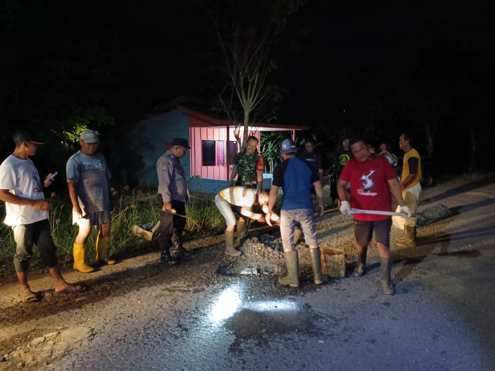 Tanpa Mengenal Waktu, Babinsa Sidorejo Gotong Royong Bersama Warga Malam Hari
