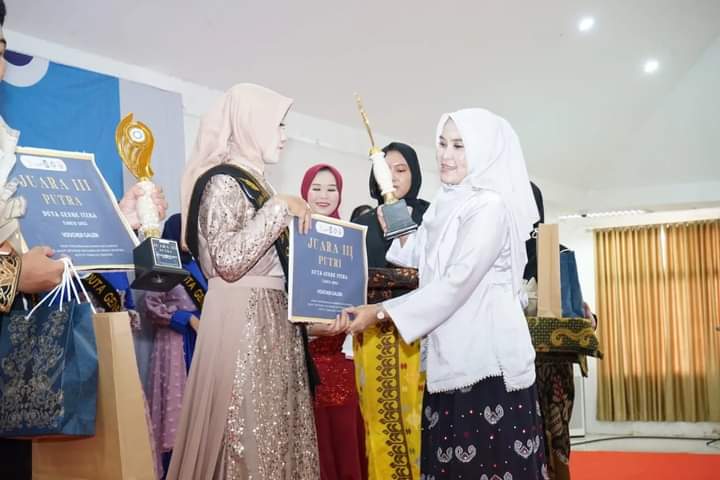 Hj Winarni Nanang Ermanto Serahkan Trophy Kepada Duta GENRE ITERA 2023