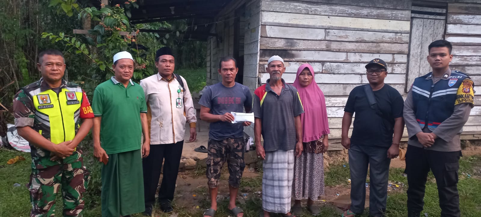 Babinsa Suka Raja dampingi BAZNAS Berikan  BANSOS Kepada Warganya