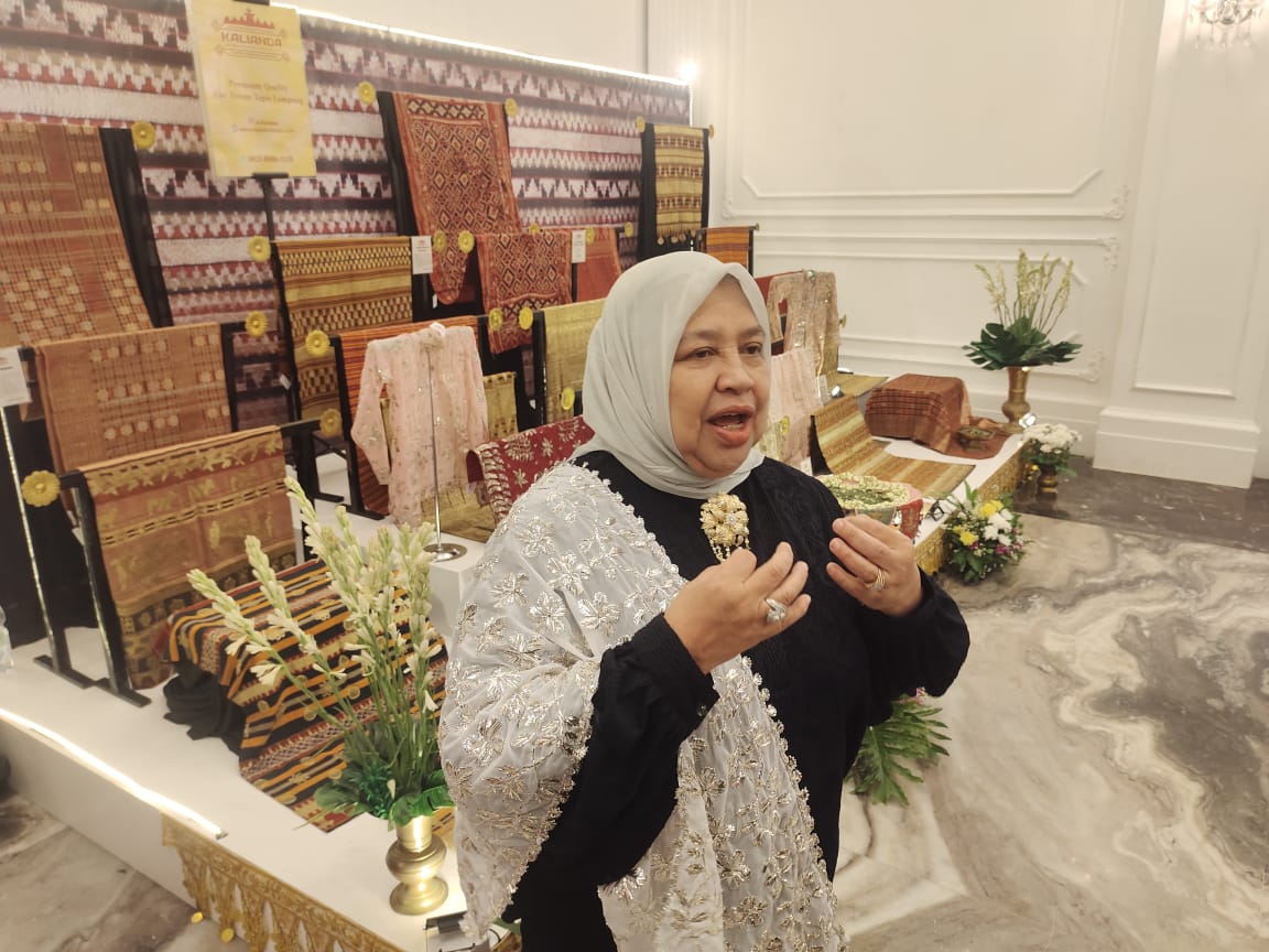 LAMPUNG CRAFT 2023, ROSLINA TAMPILKAN KOLEKSI WASTRA LAMPUNG BERUSIA RATUSAN TAHUN