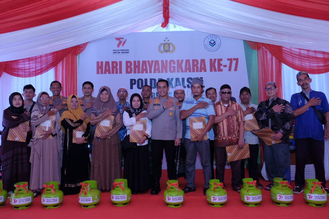 Kapolda Kalsel Bagikan 377 Tabung Gas LPG Gratis kepada Warga