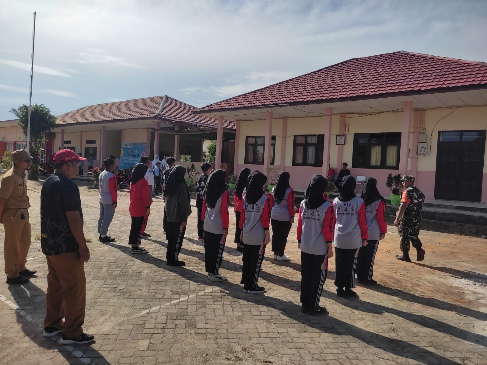 Siapkan Calon  Paskibra Tingkat Kecamatan, Babinsa Koramil Waru Turut serta dalam Tim Seleksi