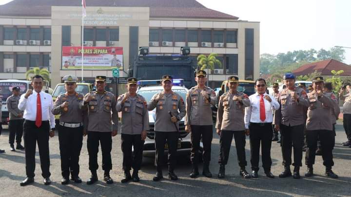 Hari Bhayangkara ke77 !!! Polres Jepara Salurkan Air Bersih dan Paket Sembako