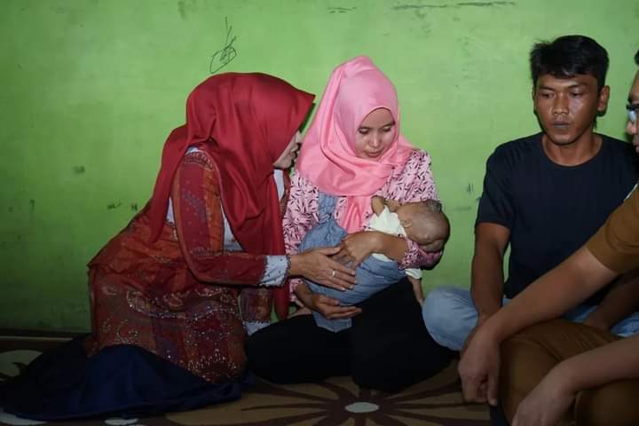 Winarni Nanang Ermanto Barikan Bantuan Kepada Balita Pengidap Tumor