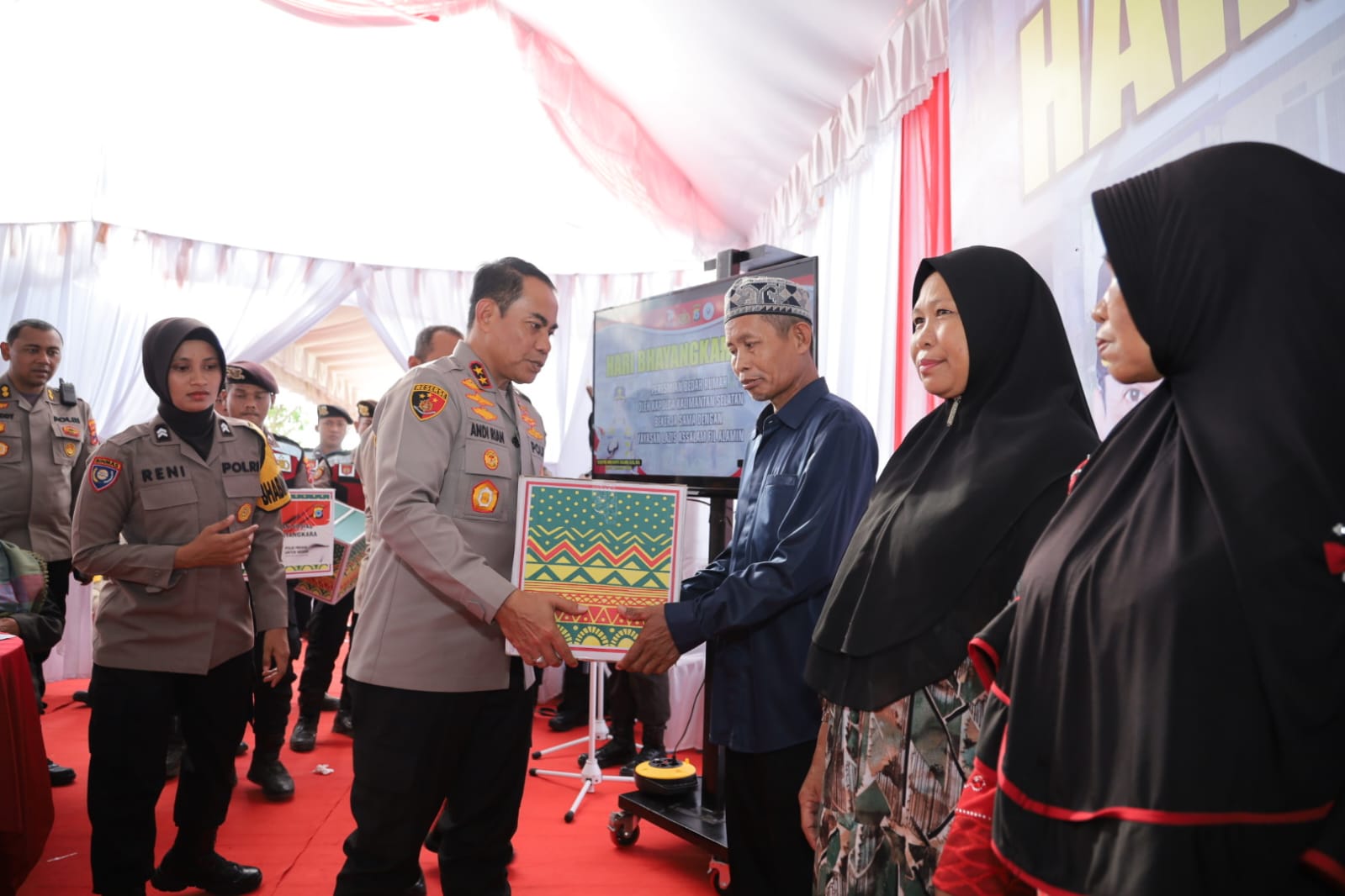 Kapolda Kalsel Serahkan 10 Unit Rumah ke Warga