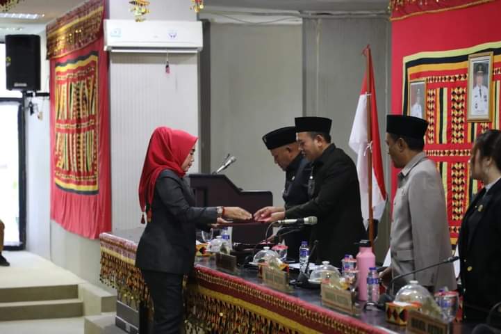 Agus Sartono Pimpinan Jalanya Rapat Paripurna DPRD Lamsel