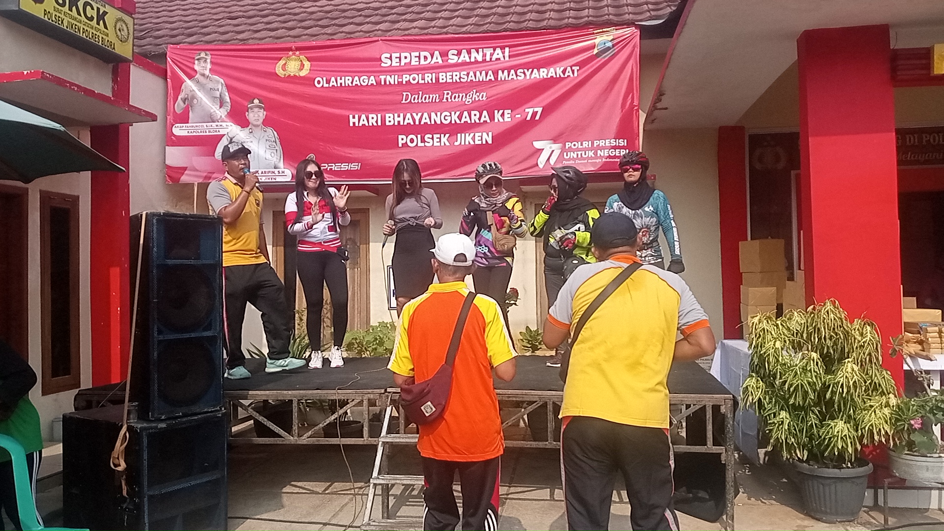 HUT Bhayangkara Ke-77 Kepolsek Jiken Menggelar Gowes Bersama Masyarakat Sekitar