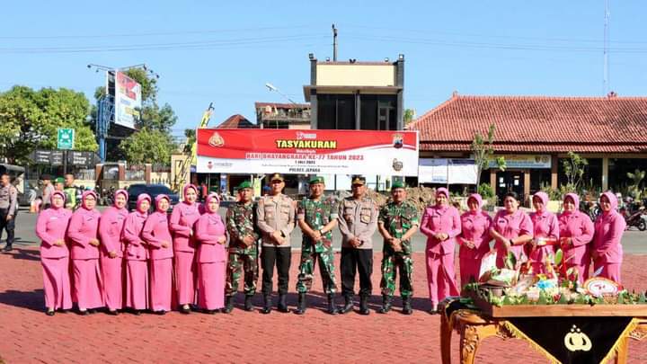 Momen Kejutan !!! Pasukan TNI Turun ke Polres Jepara