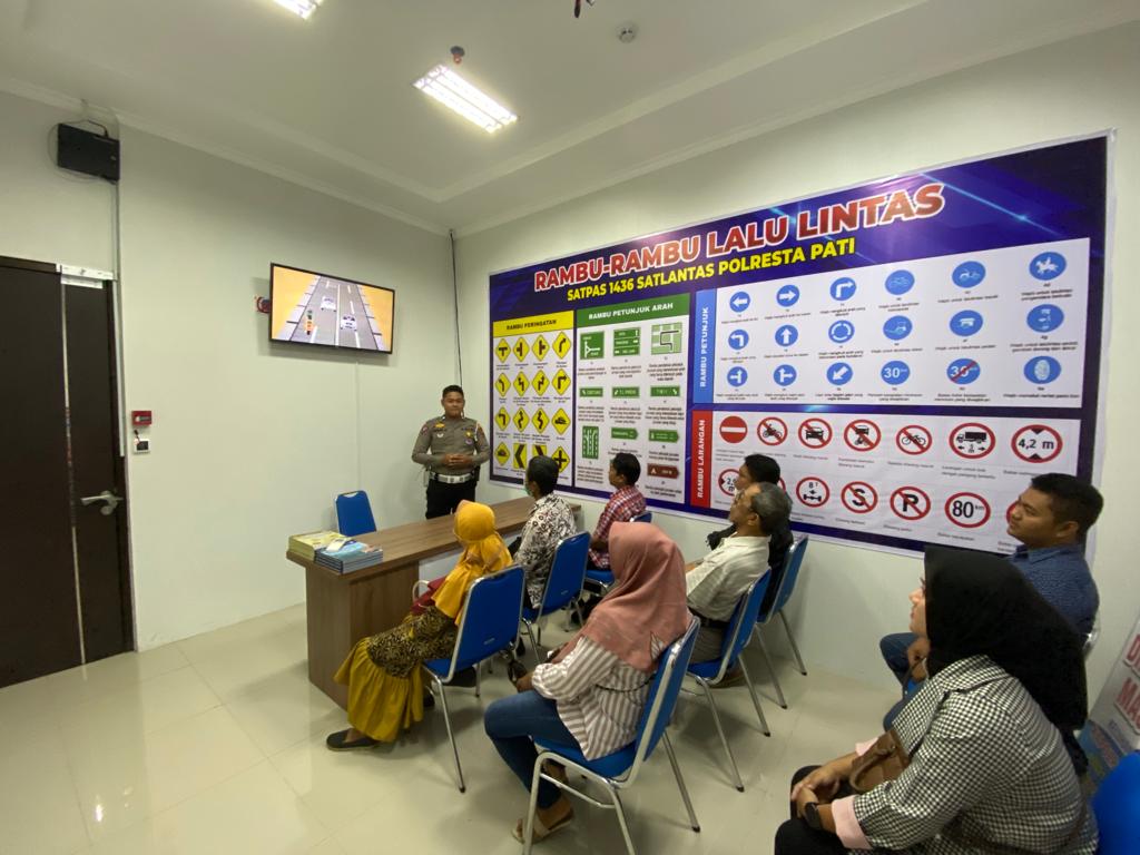 Bagi Pemohon SIM, Satpas 1436 Polresta Pati Gelar Edukasi dan Pemaparan