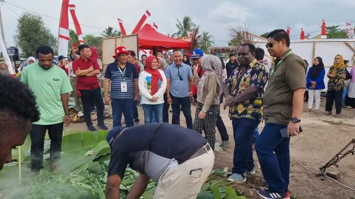 Ketua PMI Lamsel Hj Winarni Saksikan Prosesi Adat Bakar Batu Tradisi Memasak Provinsi Papua