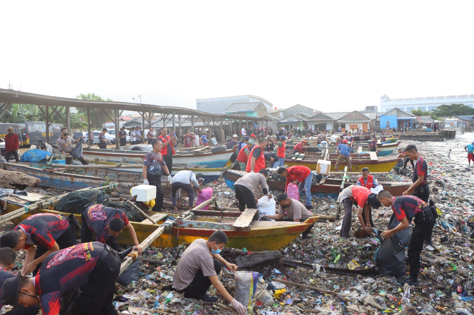 Polda Lampung Bersama Warga Bersih Bersih Sampah di Pantai