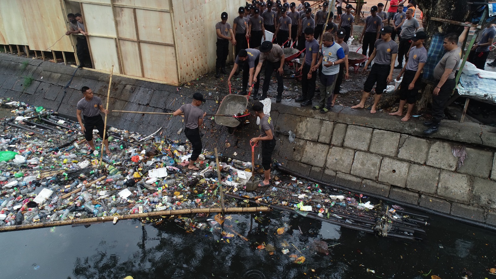 Bersihkan Sampah Serentak, Ratusan Personil Polda Sulsel Turun