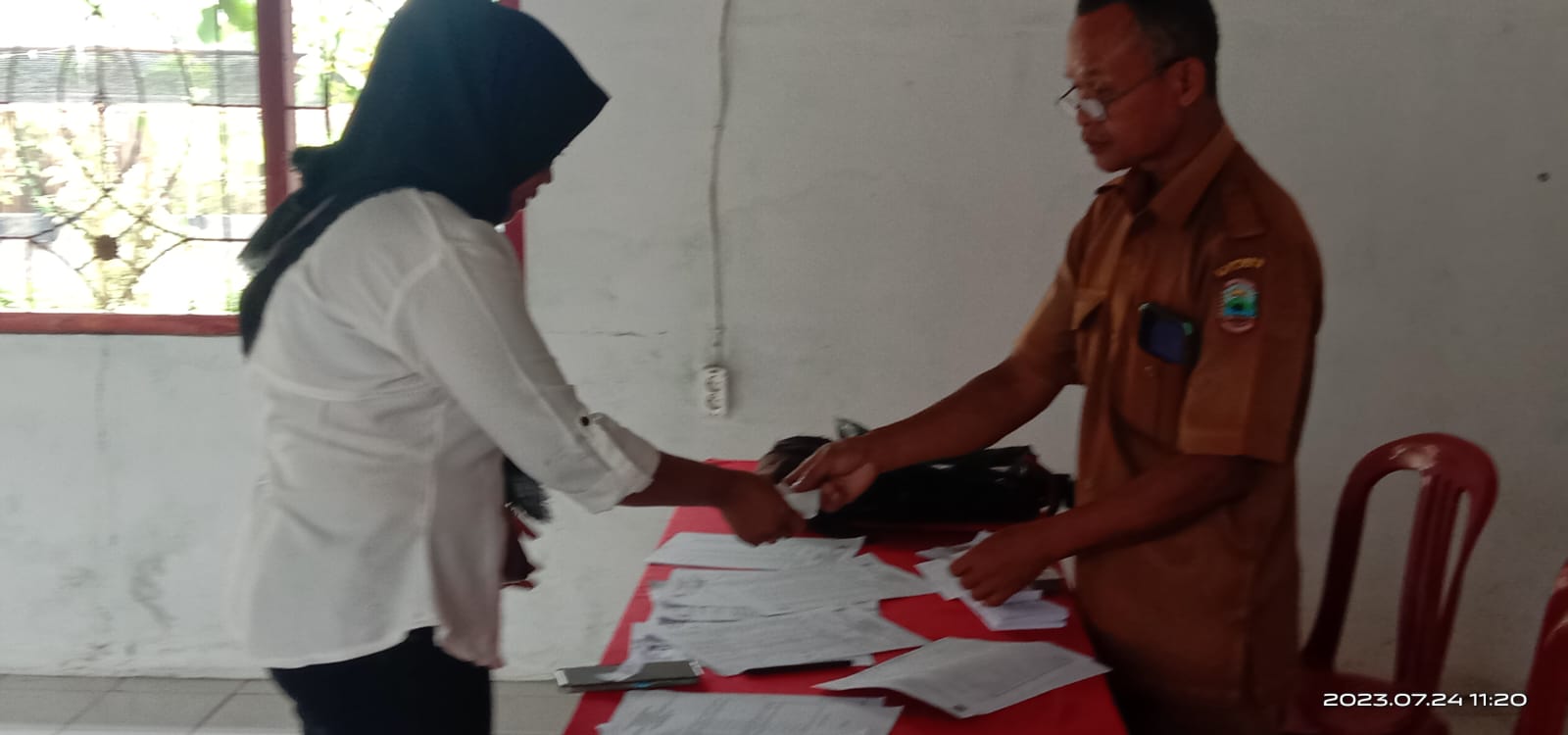 Tingkatkan Kinerja Dalam Pelayanan Masyarakat, Pemdes Beringin Kencana Salurkan Insentif