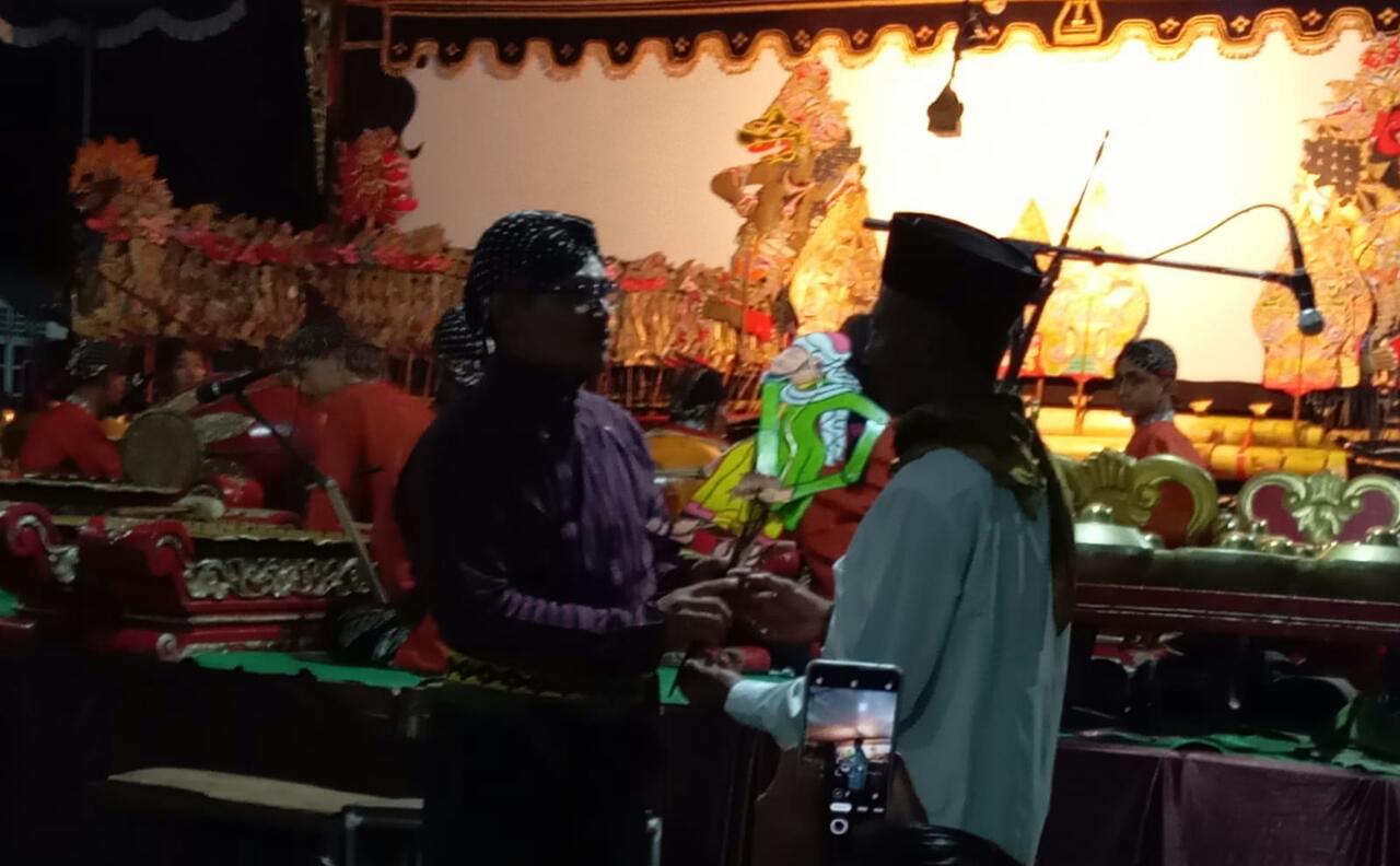 Bersih Desa Sambut Tahun Baru Islam 1445 H, Pekon Margosari Gelar Kesenian Wayang Kulit