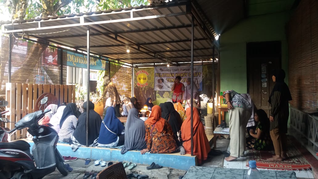INSPIRATIF, Rumah Lidi Adakan Pelatihan Handycraft Tenun Lidi di Mojo Pasar Kliwon