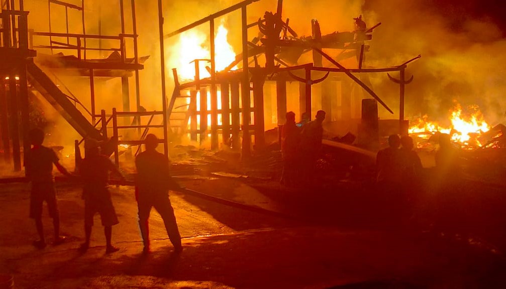 Rumah Camat Rantetayo dan Tongkonsn Dilalap Si Jago Merah