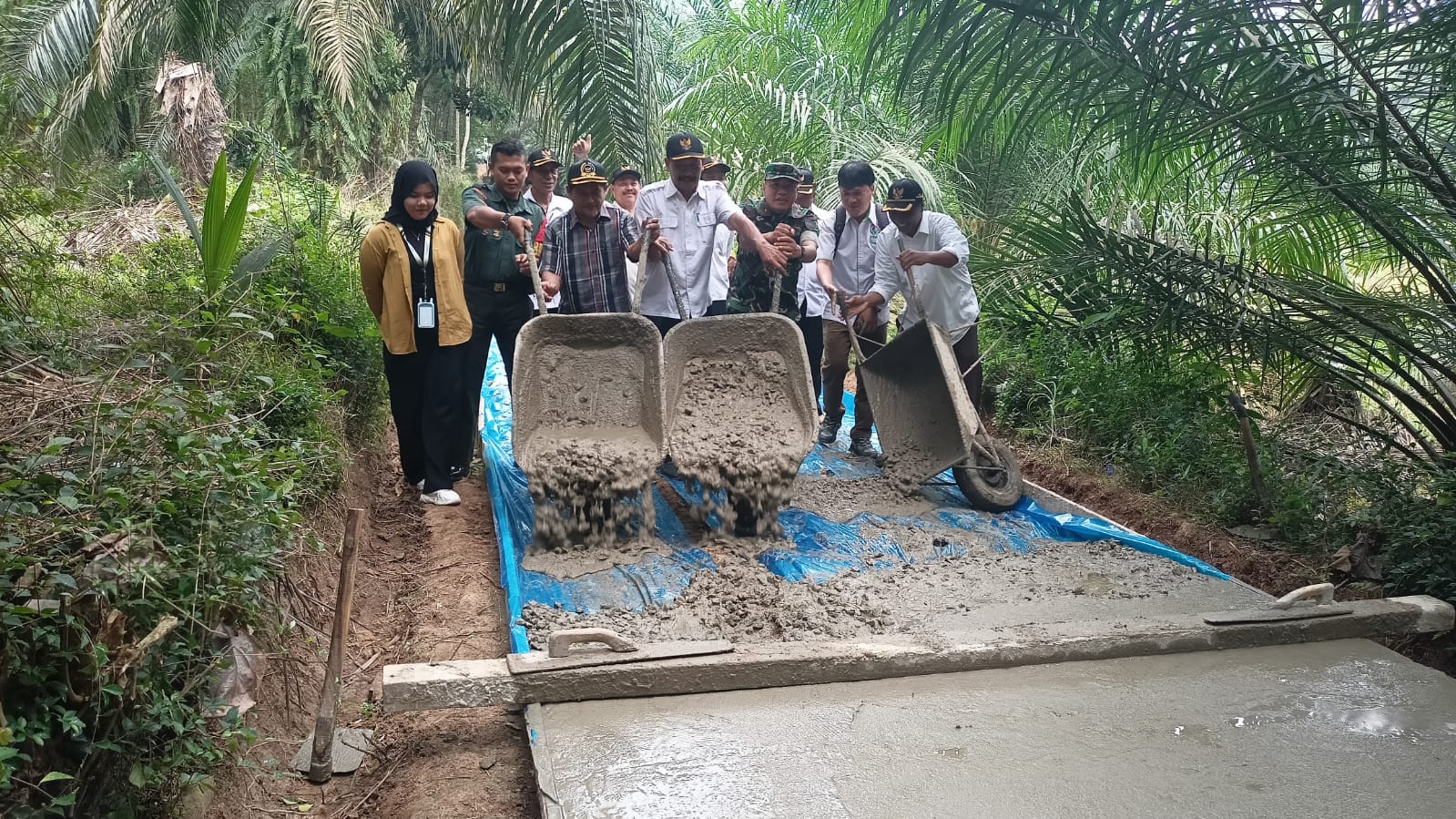 Pulihkan Ekonomian di Sektor Pertanian Pemdes Batuliman Indah Bangun Jalan Usaha Tani