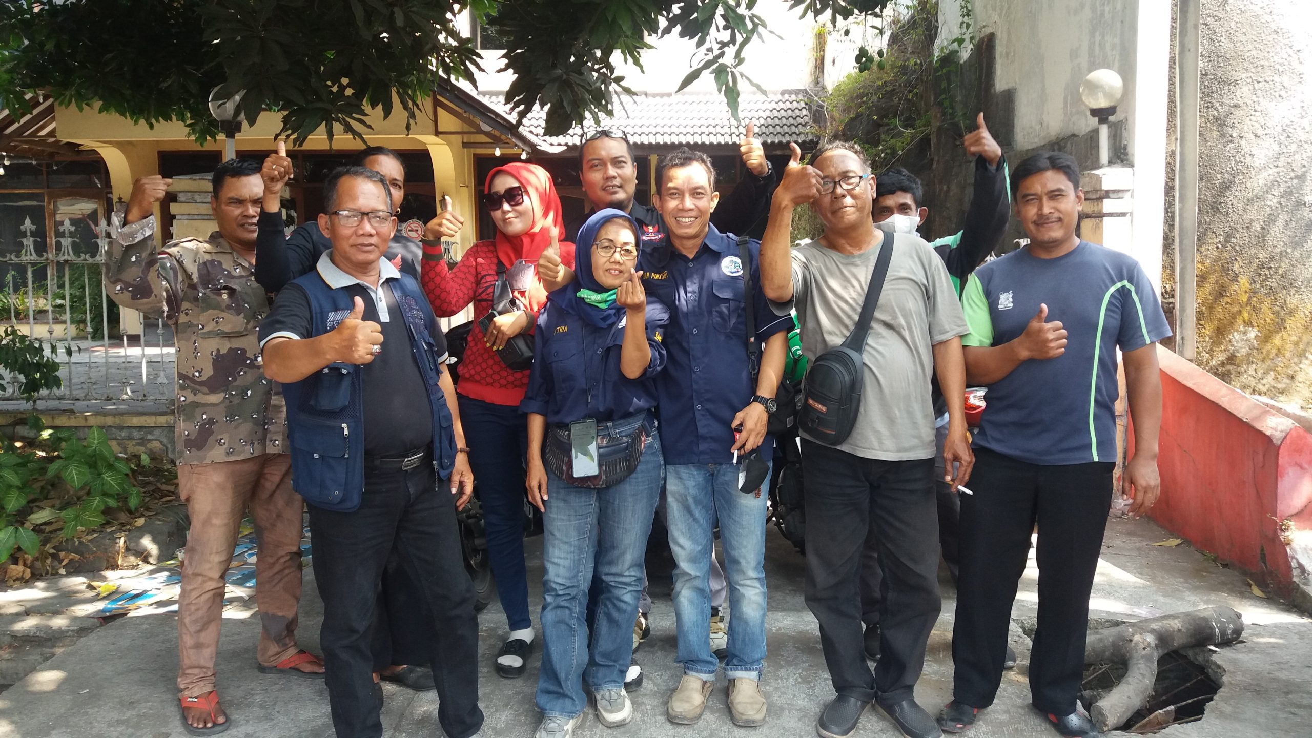 INSPIRATIF, DPC GRIB Jaya Solo Bersama Komunitas Ojol (GBSB) Bagikan Nasi di Jumat Berkah