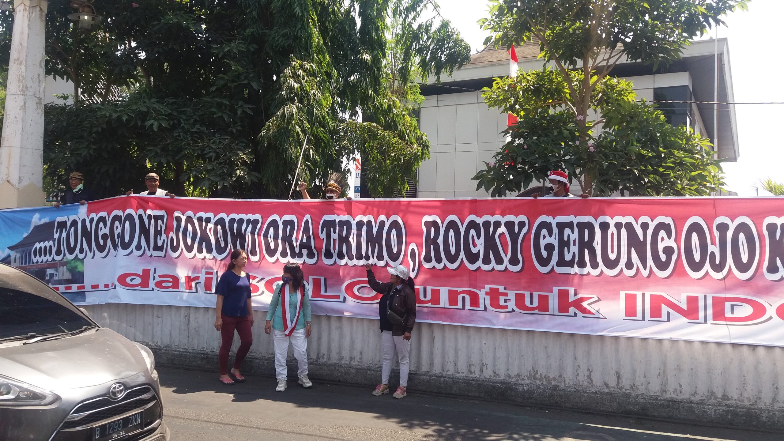 Warga Pelita Gelar Aksi Turun Jalan ; TANGKAP ROCKY GERUNG!