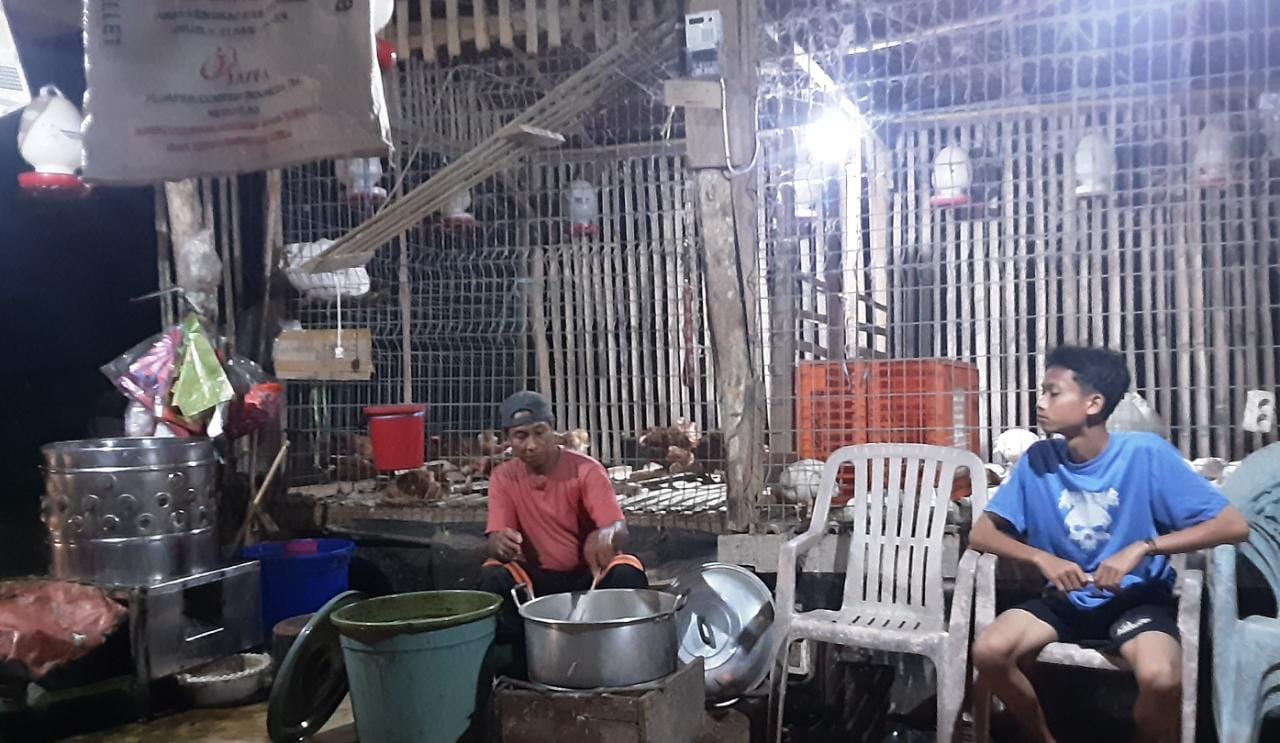 Pedagang Ayam Merah Putih Eppe Pakkareso Diserbu Pembeli