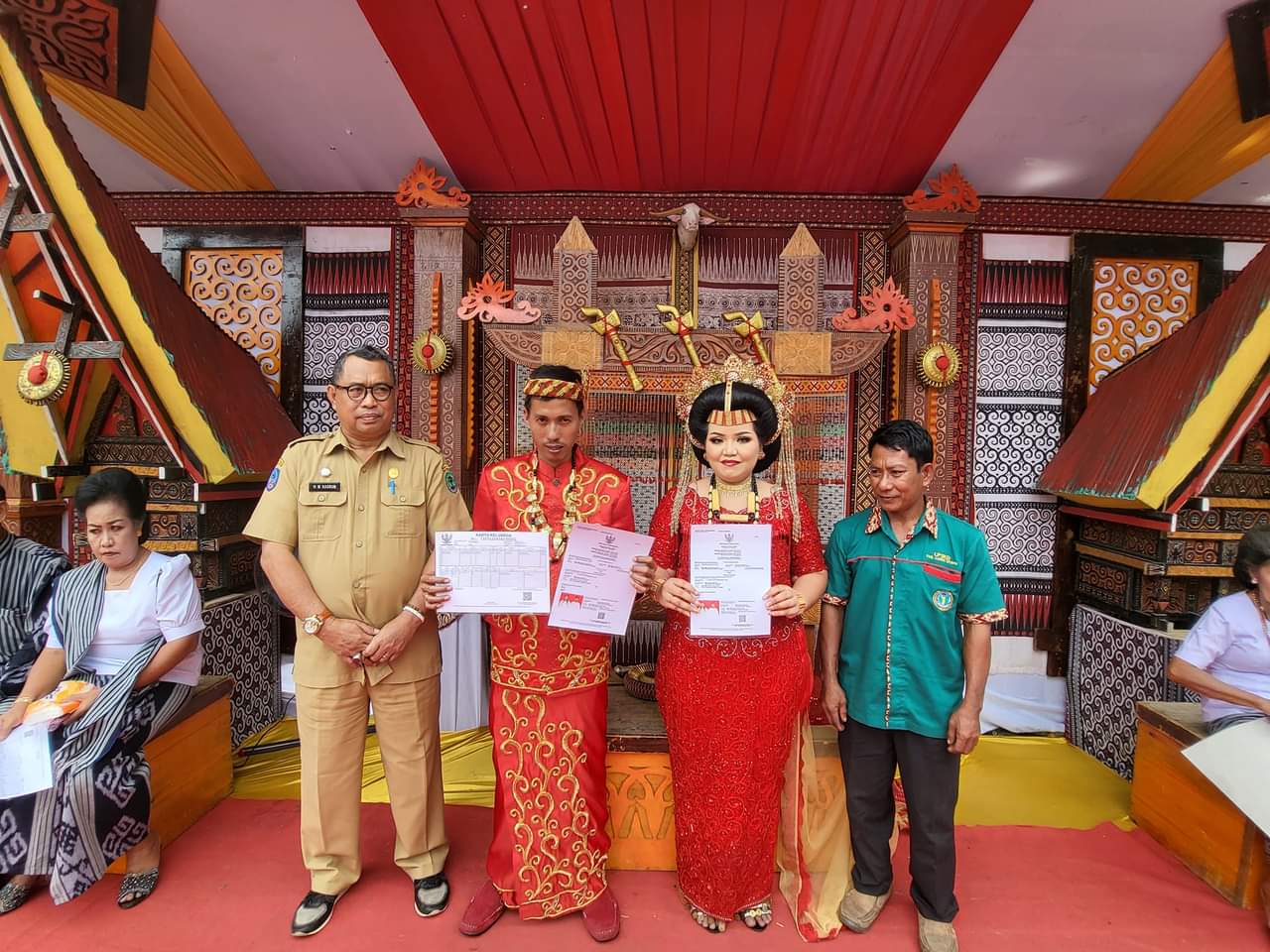 Muh Kasrum Patawari, Serahkan Akta Nikah Kepada Pengantin Baru di Luwu Utara