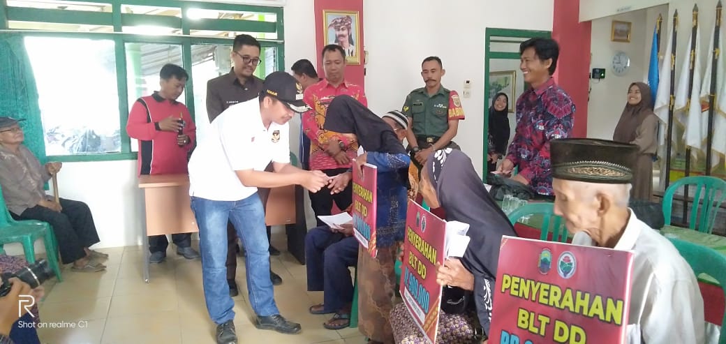 PEMDES SUMBER JAYA SALURKAN BLT-DD TAHAP III TA-2023