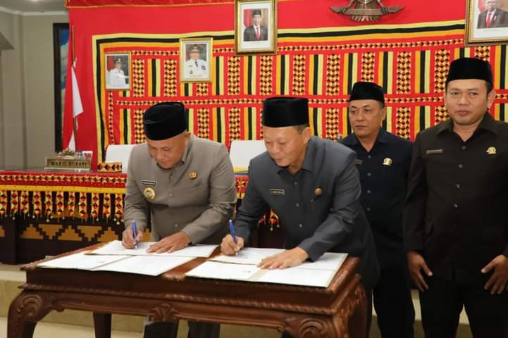 Bupati dan Pimpinan DPRD Lamsel Tanda Tangani Nota Kesepah KUA-PPAS Perubahan APBD Ta-2023
