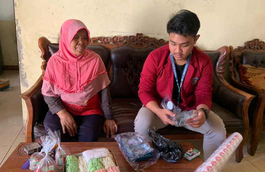 Mahasiswa KKN UNISRI Solo Bantu Kembangkan Strategi Perluasan Pasar UMKM Melalui Inovasi Kemasan dan Pemasaran Getuk Lindri Berbasis Sosial Media