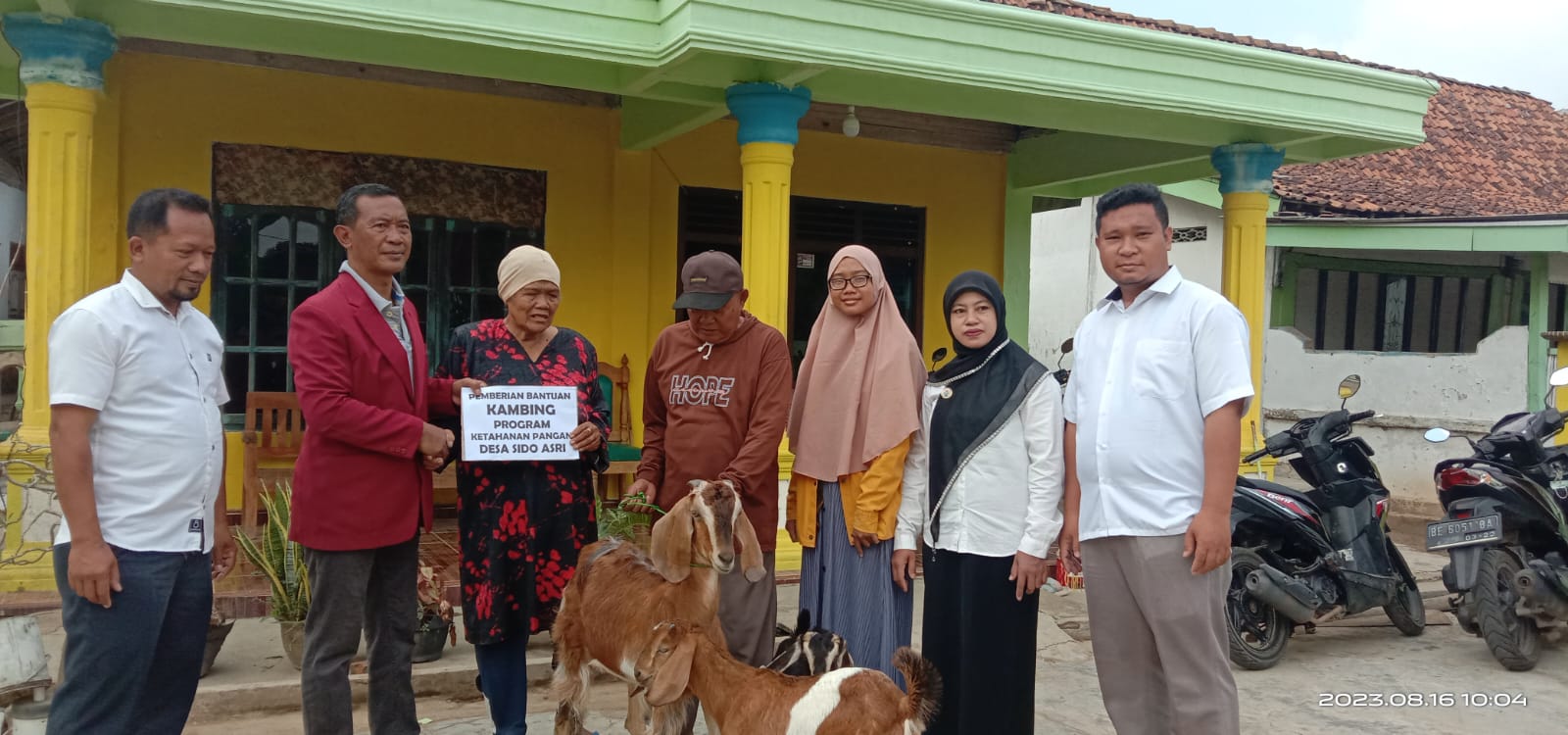 Realisasikan Anggaran Ketahanan Pangan DD Tahap II Tahun 2023 Pemdes Sidoasri Kecamatan Candipuro Memberikan Bantuan Kambing Untuk Anak Yatim Piatu