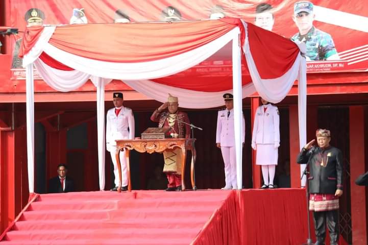 Bupati Nanang Kenakan Pakaian Adat Lampung Saibatin Pimpinan Jalanya Upacara HUT Ke-78 RI