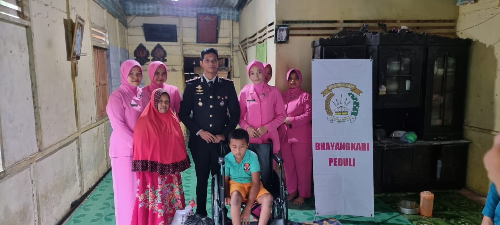 Polri Peduli, Kapolsek Rambahhilir Berikan Alat Kesehatan Pada Penderita Disabilitas