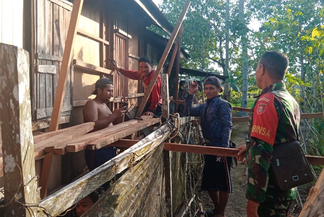 Jalin Keakraban, Babinsa Loa Duri Ulu Komsos Dengan Warga Dusun Padat Karya