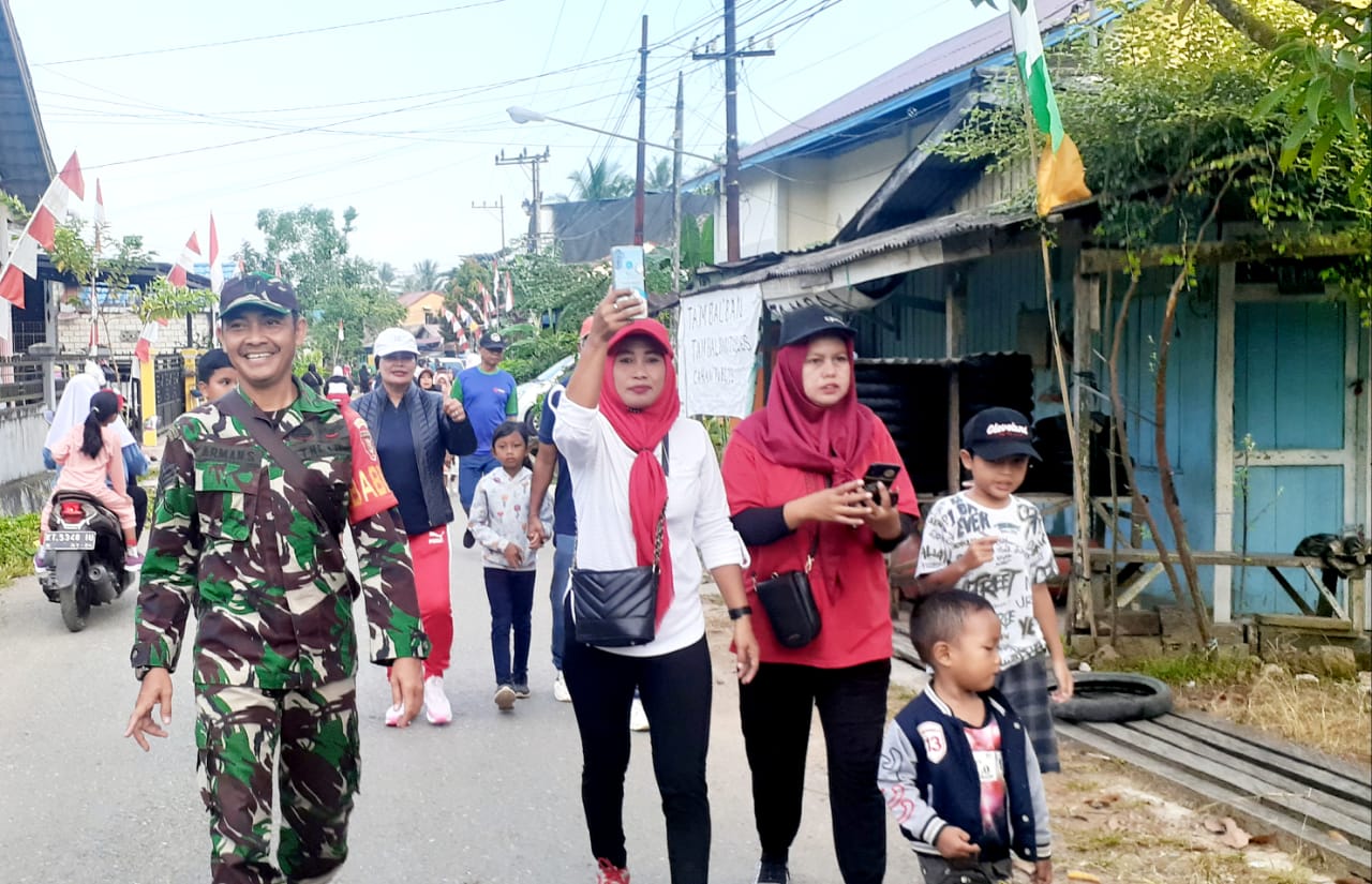 Meriahkan HUT RI, Babinsa Loa Duri Amankan Jalan Santai