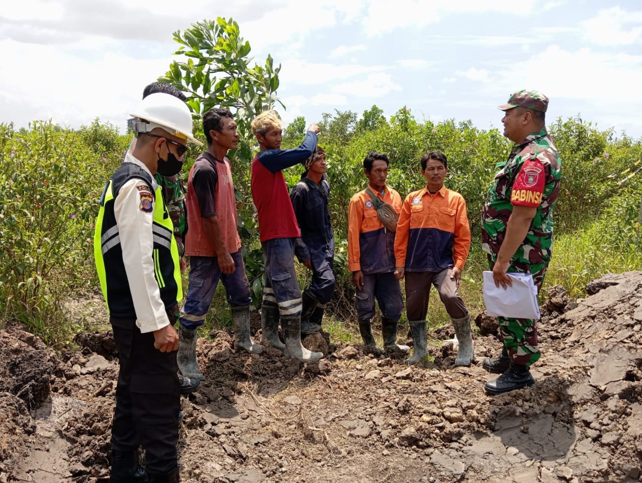Babinsa Kelurahan Sari Jaya Berikan Himbauan Guna Cegah Bahaya Karhutla