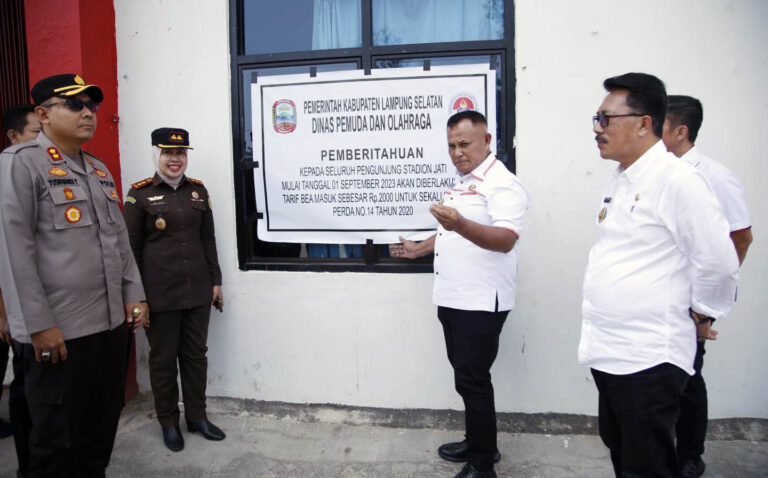 Bupati Nanang Ermanto:Tidak Ada Pungutan Untuk Masuk Stadion Jati Kalianda