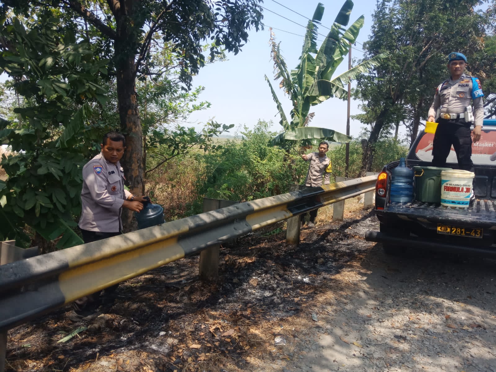 Asap Tebal, Personel Polsek Mejobo Turun ke Lokasi
