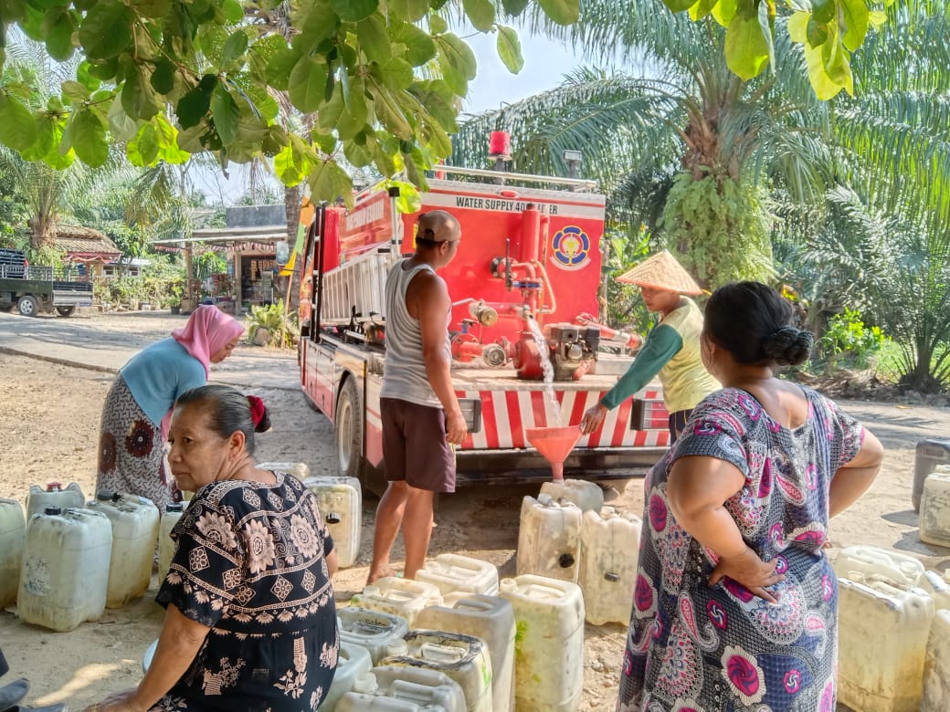 Dinas Damkar Lemsel Distribusikan Air Bersih Ke Warga