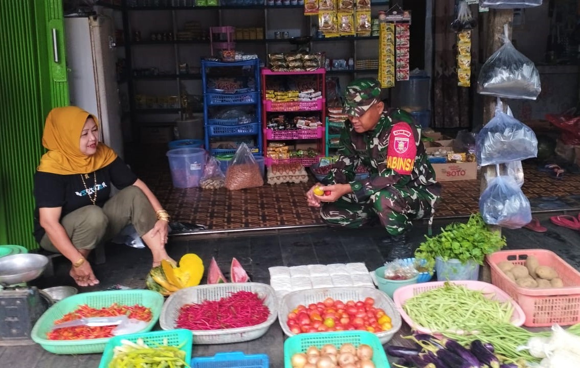 Pantau Harga Sembako, Babinsa Koramil 10/Muara Muntai Sambangi Pasar Tradisional