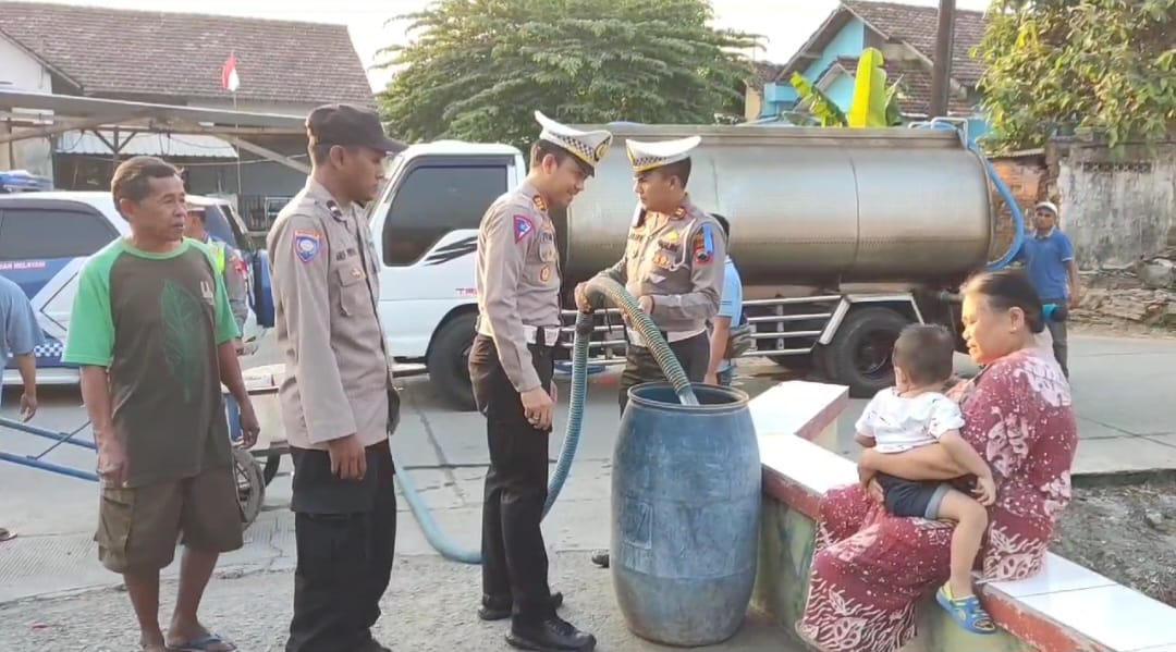 Perhatian Serius, Polres Kudus Salurkan Air Bersih ke Warga Terdampak Kekeringan
