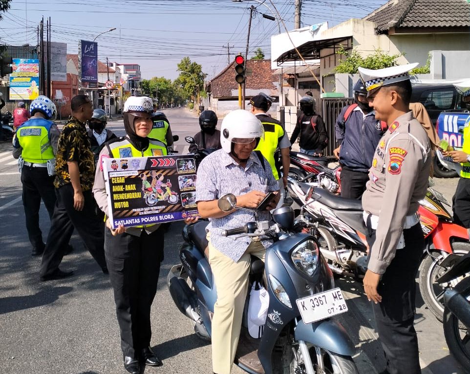 Satgas Operasi Zebra Candi Polres Blora Bagikan Pamflet Dan Stiker Tertib Berlalu Lintas