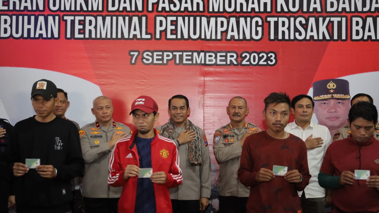Bakti Sosial, Kapolda Kalsel Buka Pasar Murah